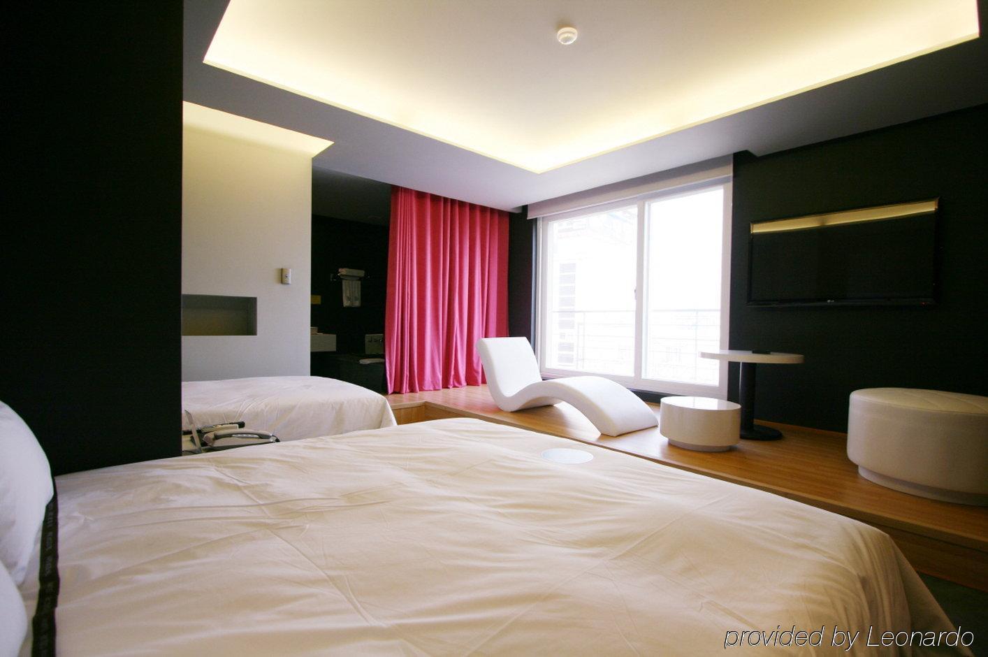 جونسان Hotel Oscar Suite الغرفة الصورة